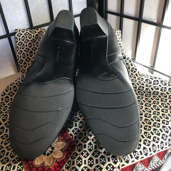 Clark's Bendables Black Ankle Bootie W/Heel - Picture 3 of 5